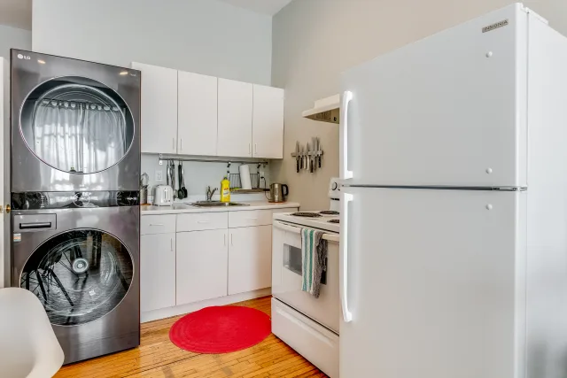 1 Bedroom 1 Bathroom Safe Neighbourhood Close To University Health Network And Public Transit (Copy)