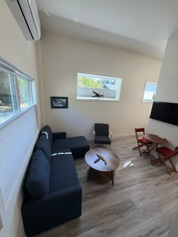 Detached private unit in a quiet neighborhood
