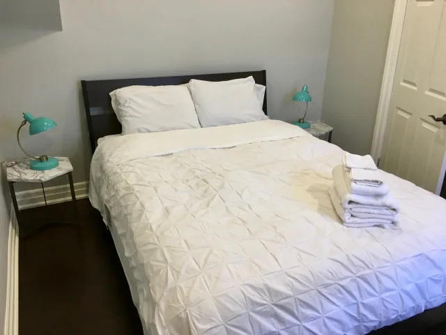 1 Bedroom 1 Bathroom Safe Neighbourhood Close To University Health Network And Public Transit 