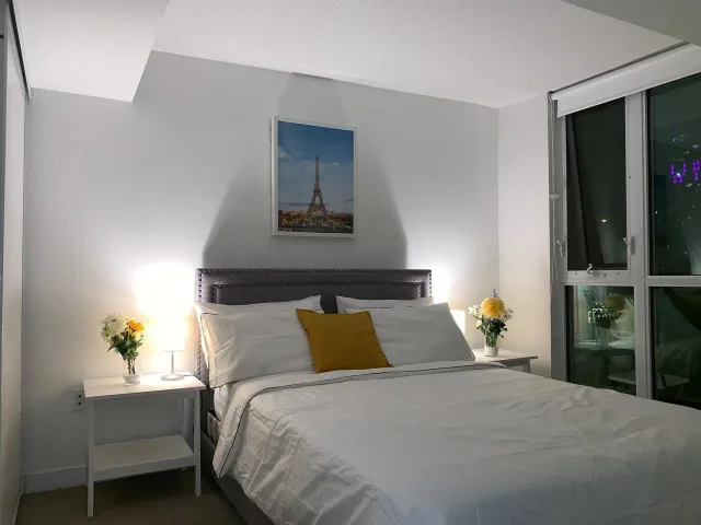 Modern Condo near Toronto General Hospital