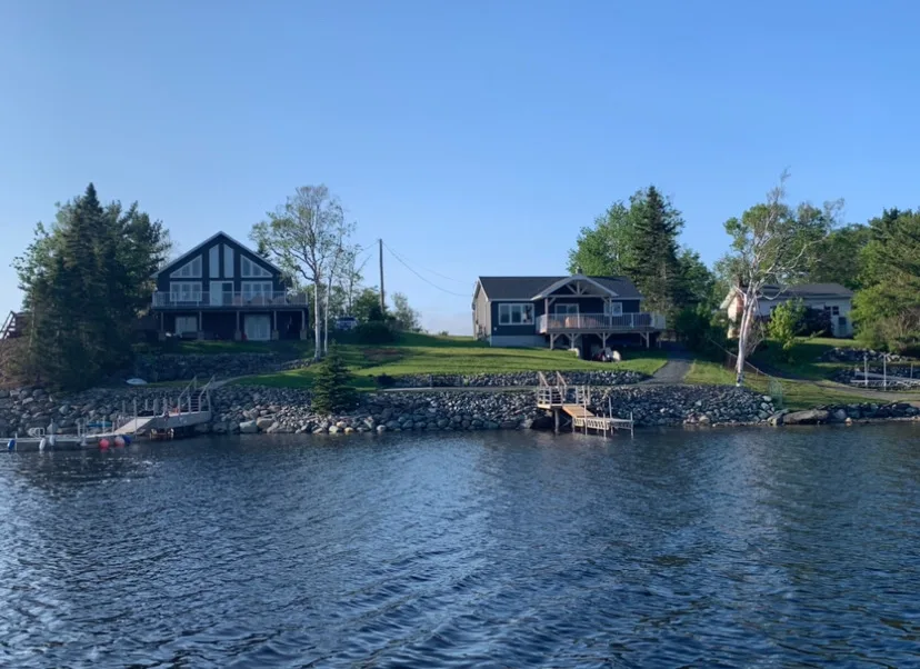 Tranquil cottage On The Mira River 