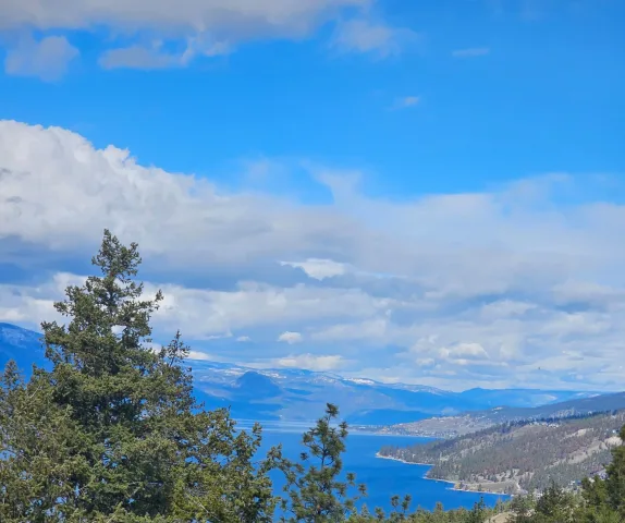 Quiet 2-Bedroom Guest Level at McKinley Beach – King Bed, Near UBCO & Airport
