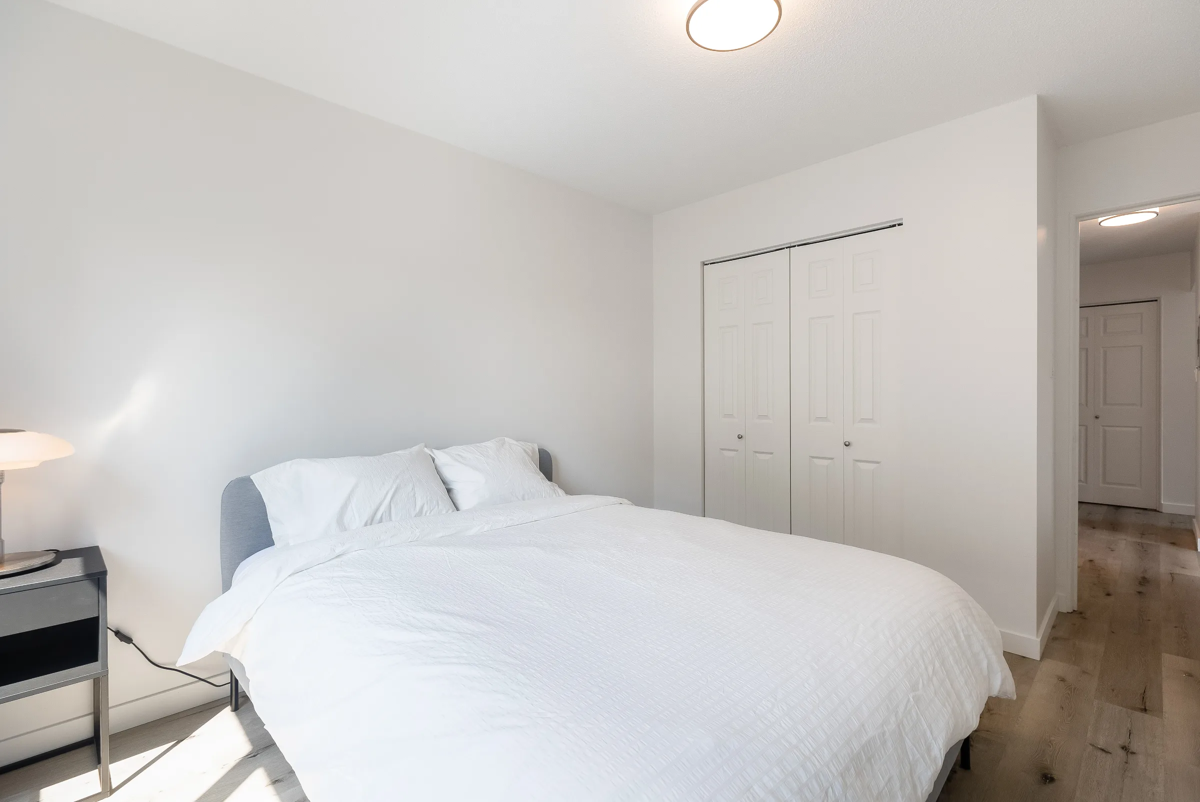 Bright and Modern 1BR Suite w/ Ensuite Laundry - 7 mins to VGH