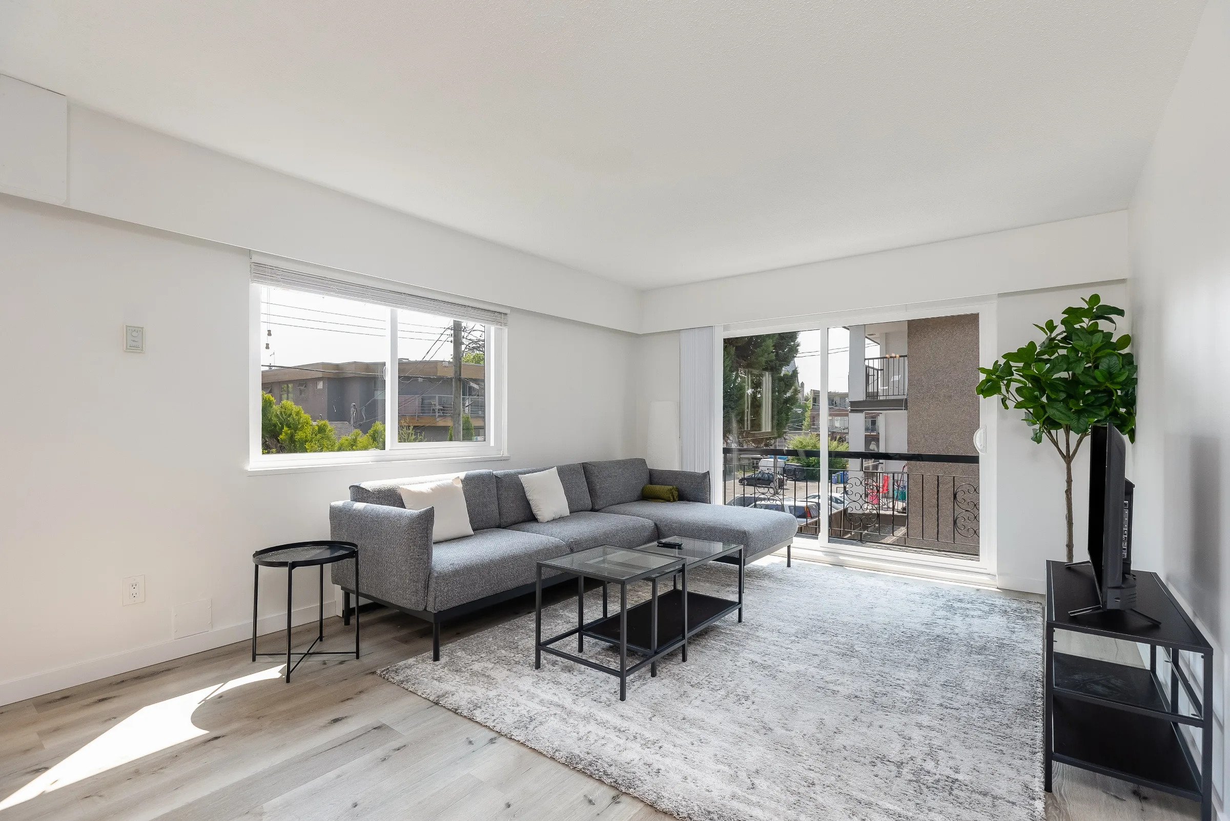 Bright and Modern 1BR Suite w/ Ensuite Laundry - 7 mins to VGH