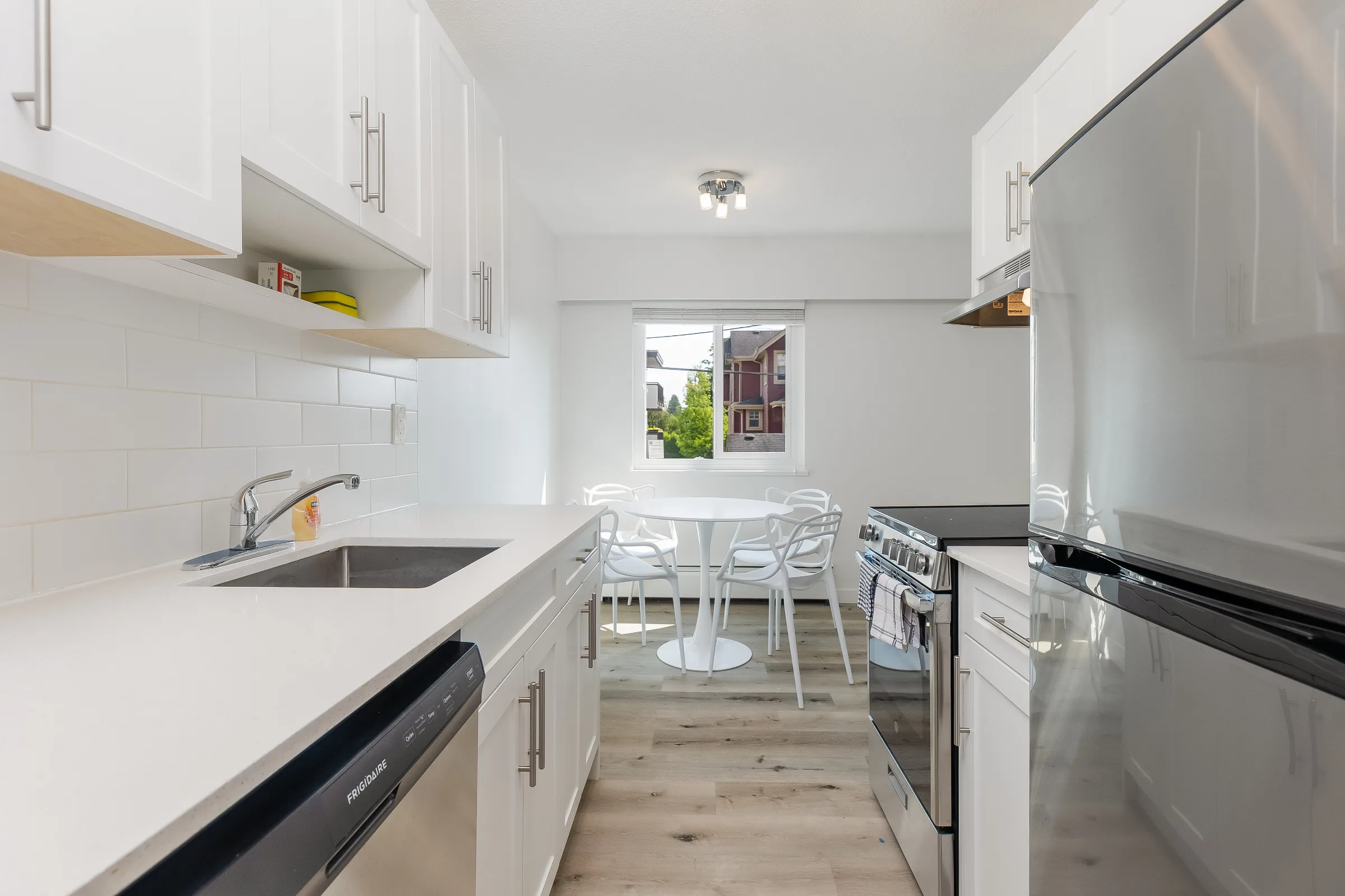 Bright and Modern 1BR Suite w/ Ensuite Laundry - 7 mins to VGH