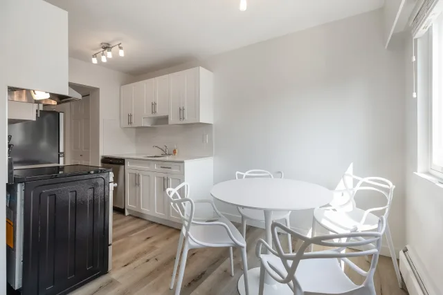 Bright and Modern 1BR Suite w/ Ensuite Laundry - 7 mins to VGH