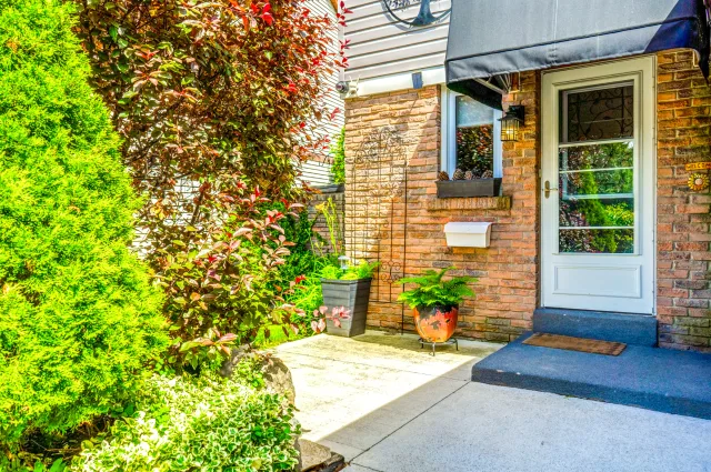Quaint and Quiet Home On Peaceful Greenspace!