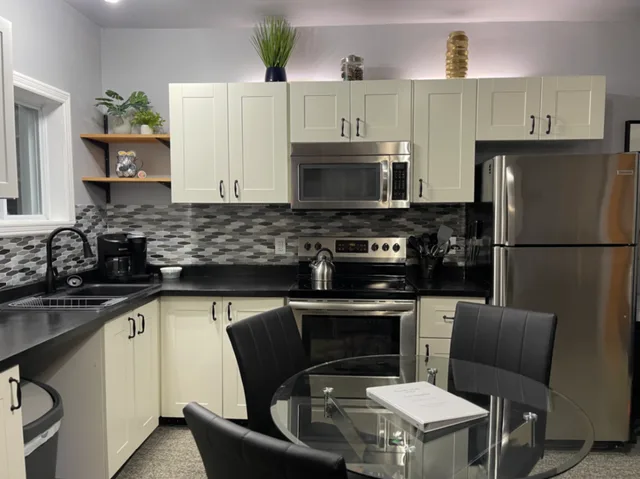 Central 2 bedroom apt with laundry