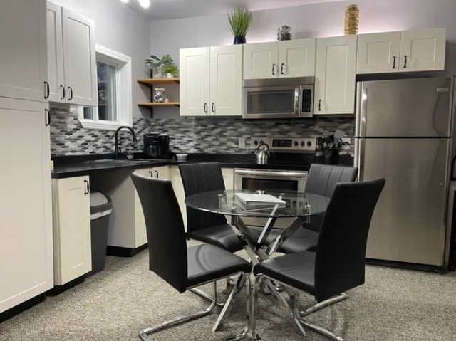 Central 2 bedroom apt with laundry