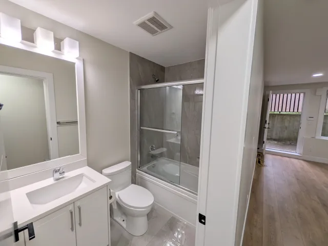 Bright Lit Bedroom Private Entrance