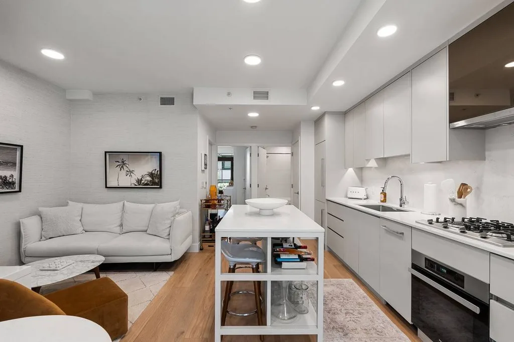 New Modern Apartment - Walking distance to Kits & Granville Island