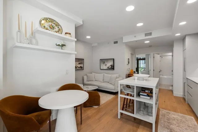 New Modern Apartment - Walking distance to Kits & Granville Island