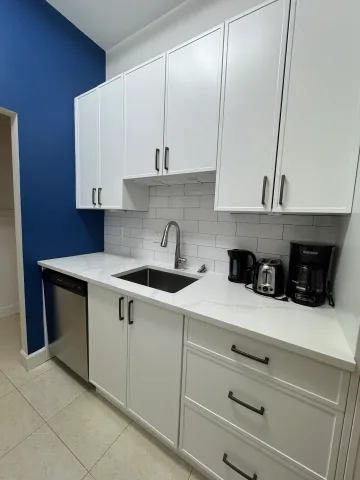 Renovated fully furnished 1 bedroom with insuite laundry in South Granville area