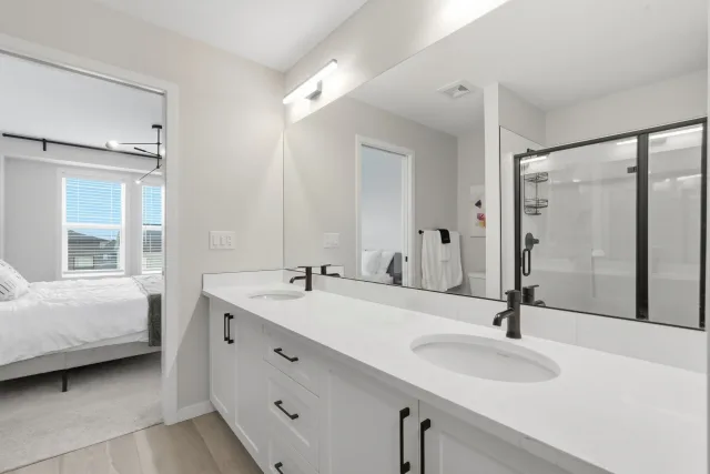 Luxe 3BR Town House | 9 min to South Health Campus