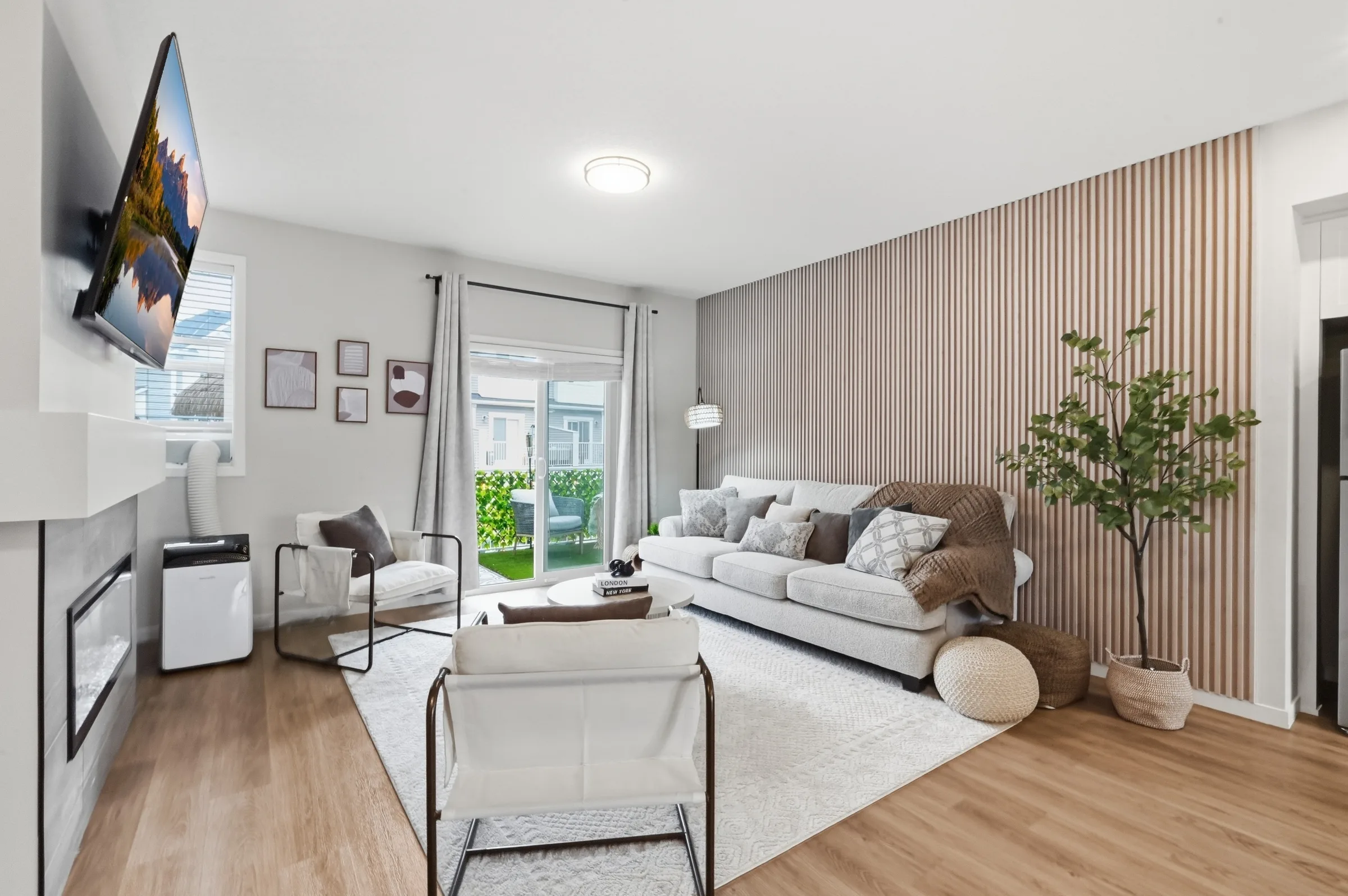 Luxe 3BR Town House | 9 min to South Health Campus