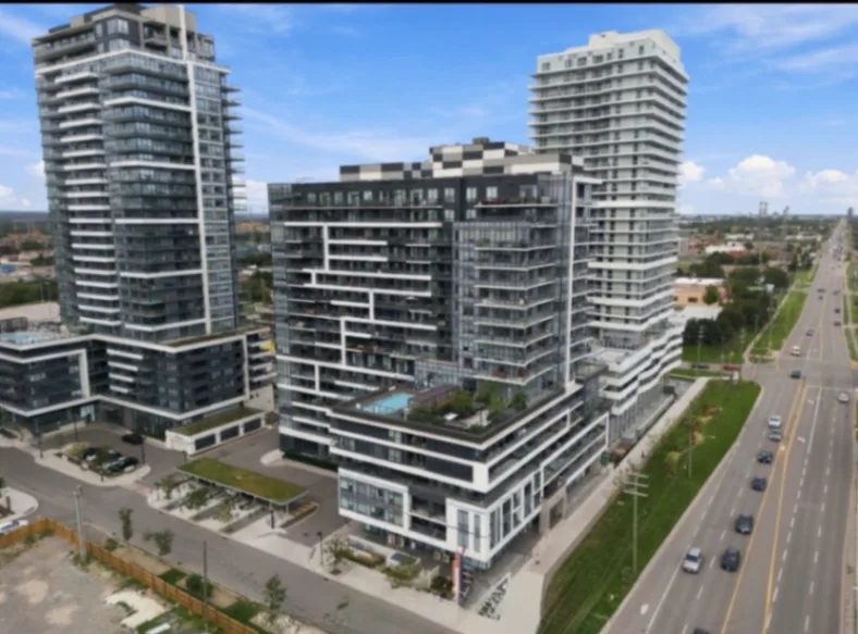 Modern Condo Near Go Train and hospital