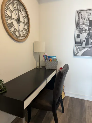 Modern Condo Near Go Train and hospital