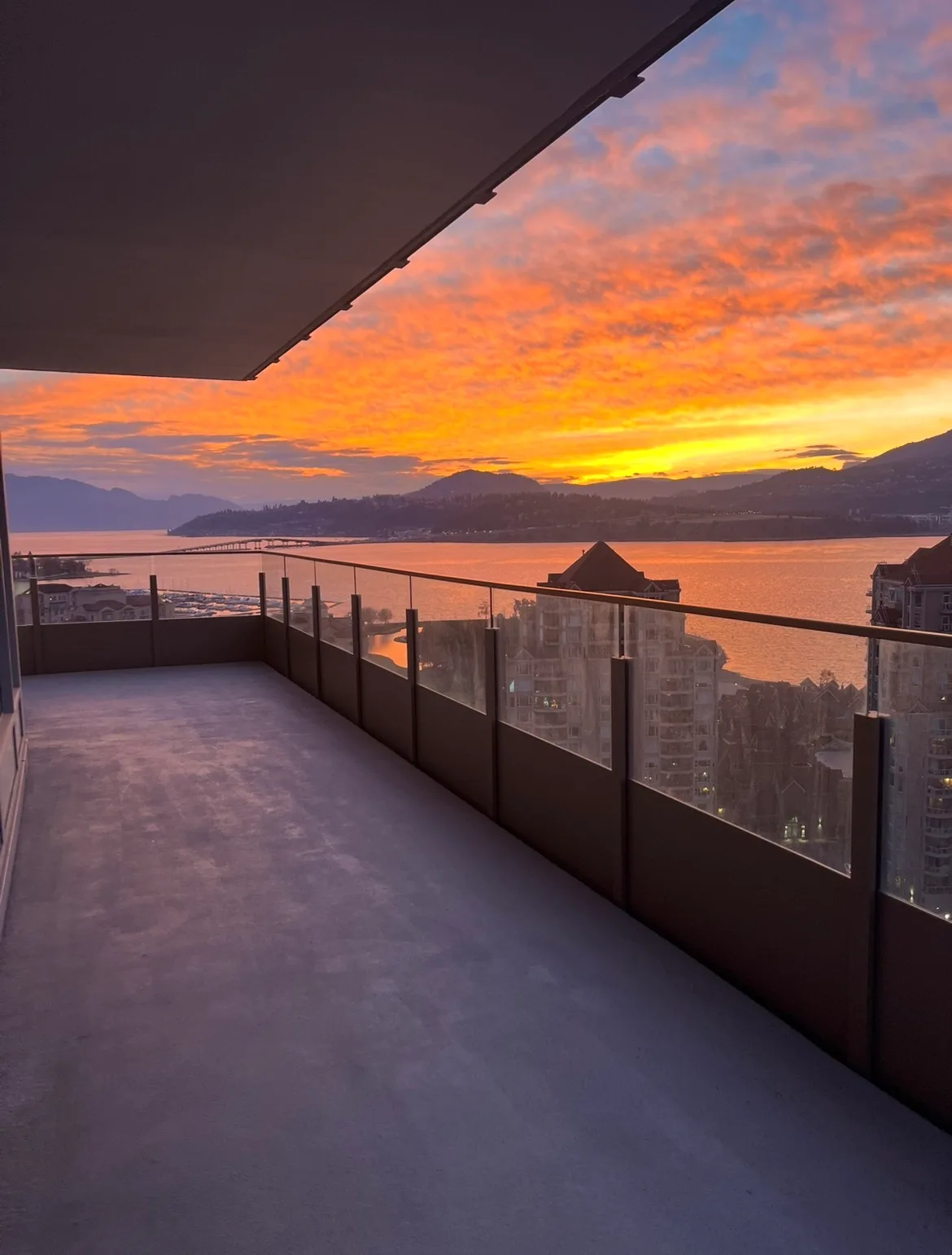 *****Stunning, peaceful 180 Lake & mountain views ***** Near Kelowna general hospital