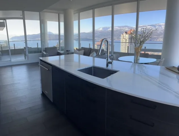*****Stunning, peaceful 180 Lake & mountain views ***** Near Kelowna general hospital