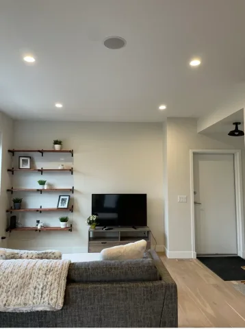 811 Rose Ave South Kelowna(3 Blocks From Hospital)