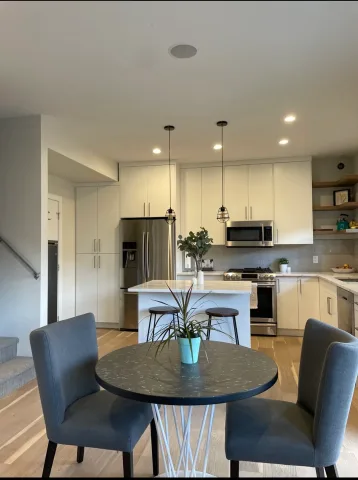 811 Rose Ave South Kelowna(3 Blocks From Hospital)