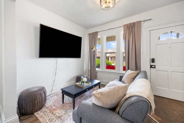 Sleeps 8 | BBQ + Parking | Family Friendly