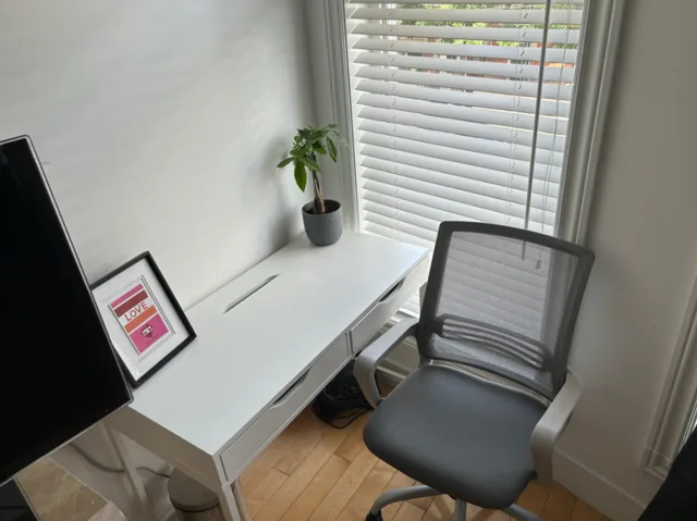 Big bright bedroom in downtown townhouse on transit line