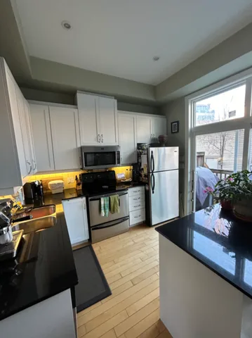 Big bright bedroom in downtown townhouse on transit line 