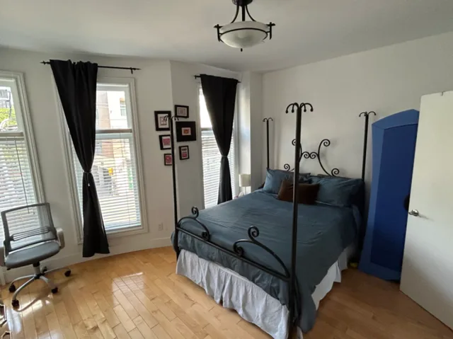 Big bright bedroom in downtown townhouse on transit line