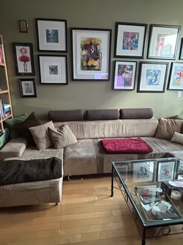 Big bright bedroom in downtown townhouse on transit line