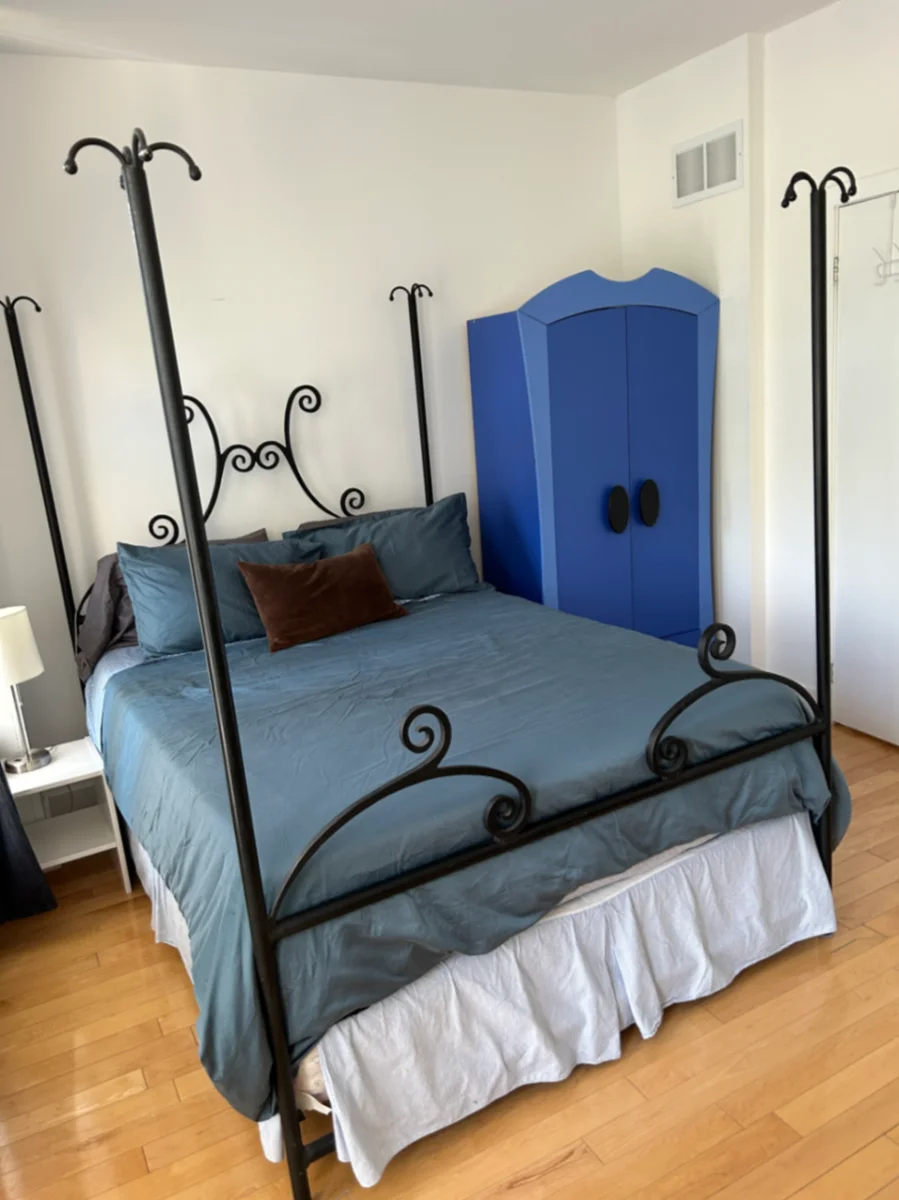 Big bright bedroom in downtown townhouse on transit line