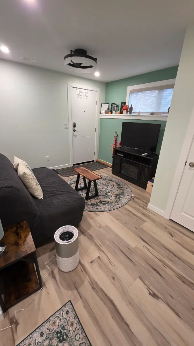 Hillside hideaway suite close to Vernon Jubilee Hospital 