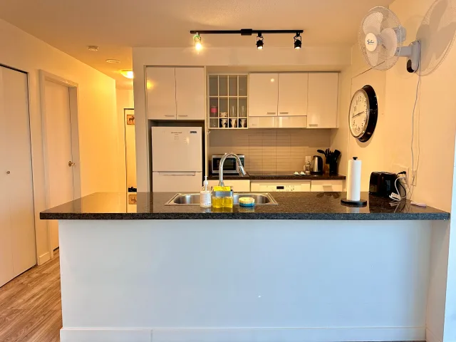 DOWNTOWN HIGH-RISE @ 111 W GEORGIA | Free Maid Service + SkyTrain & Walking Distance to Hospitals