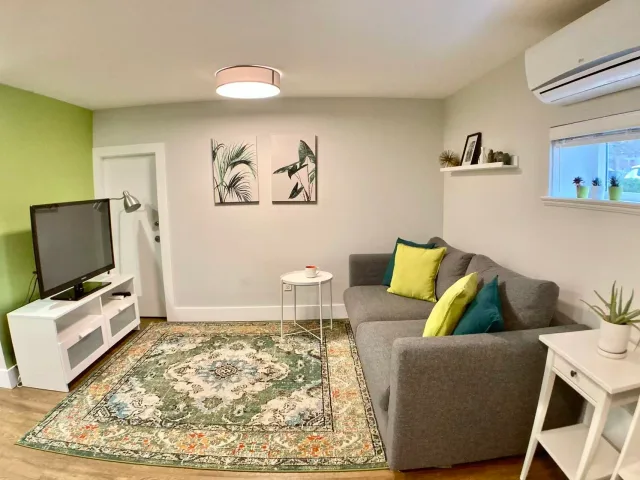 Fully furnished private 1BR suite Full kitchen near VGH+BC Woman's near Skytrain and Transit