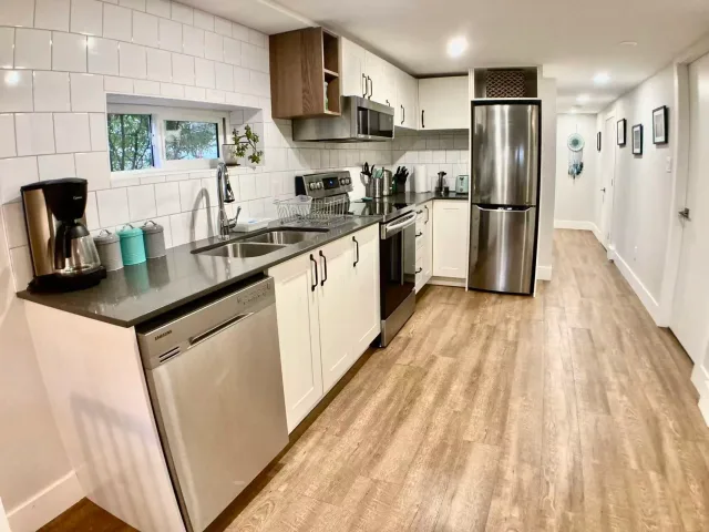 Fully furnished private 1BR suite Full kitchen near VGH+BC Woman's near Skytrain and Transit