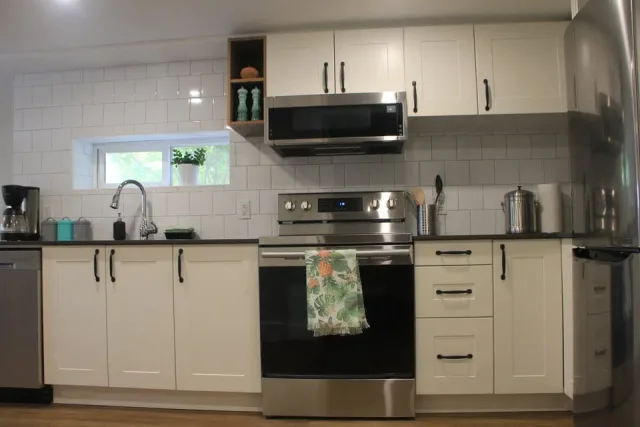 Fully furnished private 1BR suite Full kitchen near VGH+BC Woman's near Skytrain and Transit