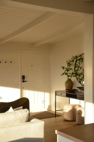 Charming Renovated Lakeview Home in Naramata – 2 Bedrooms / 2 Bathrooms – King Bed