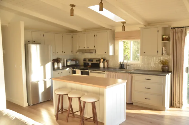 Charming Renovated Lakeview Home in Naramata – 2 Bedrooms / 2 Bathrooms – King Bed