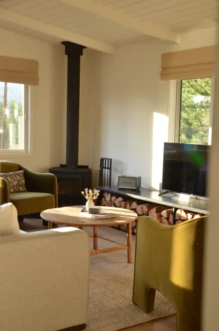 Charming Renovated Lakeview Home in Naramata – 2 Bedrooms / 2 Bathrooms – King Bed