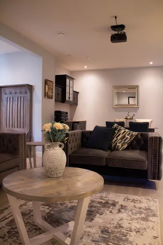 Modern New Basement Suite in Quiet Cul-de-sac
