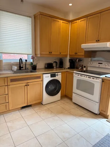 Fully furnished home near hospitals and universities in trendy neighborhood