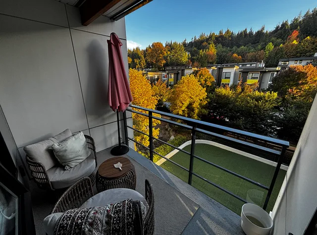 Picturesque 1 Bed & Den Apartment - 1 minute walk from train!
