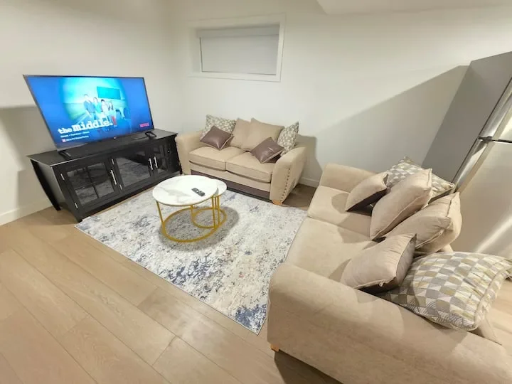 Cozy 2 Bedroom Suite in Desrochers, SW Edmonton