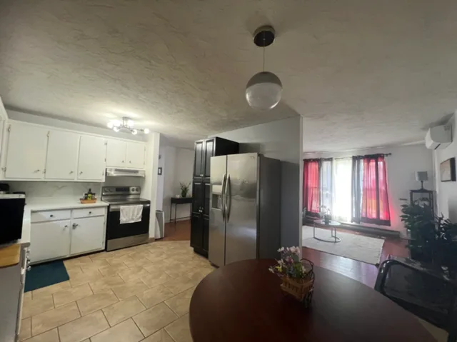 Sunlit 2BR Upper Unit Near Horizon Moncton Hospital – Perfect for Travel Healthcare Professionals