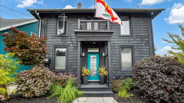 Downtown 2Bd Vintage Black House Captains Suite