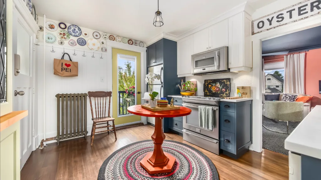 Downtown 2Bd Vintage Black House Captains Suite