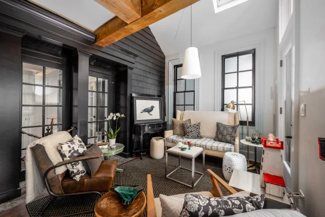 Downtown 1Bd+Den Breezy Black House Attic Get-Away