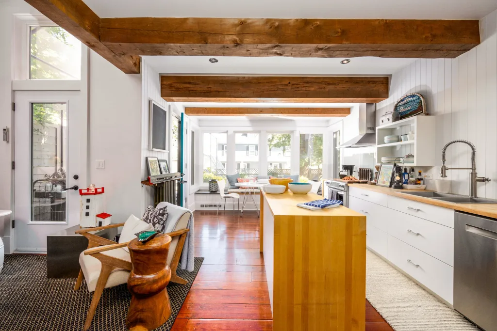Downtown 1Bd+Den Breezy Black House Attic Get-Away