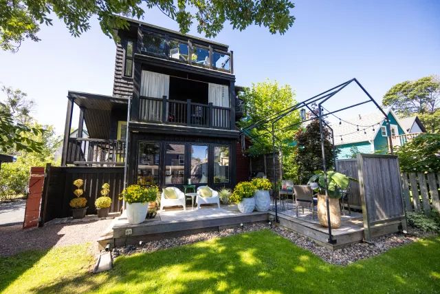 Downtown 1Bd+Den Breezy Black House Attic Get-Away