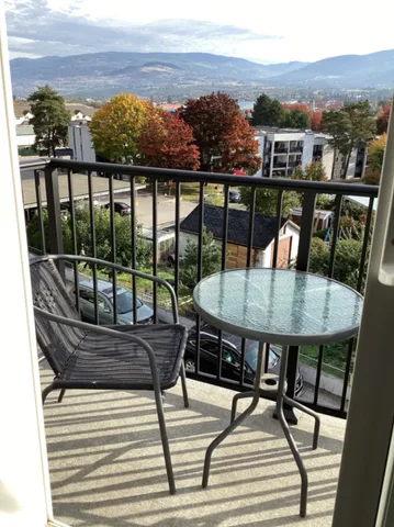 Modern townhome near  Beautiful Kalamalka  lake